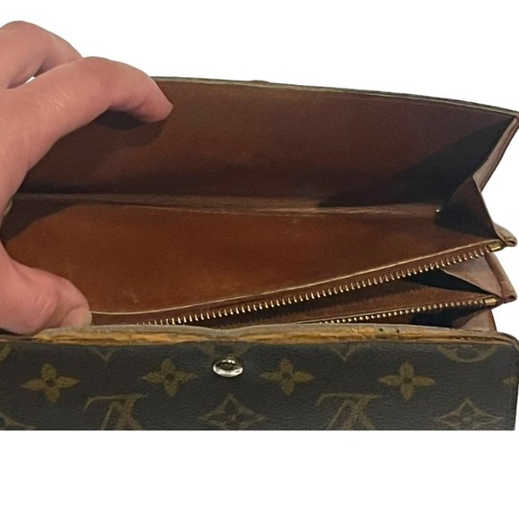 Authentic Louis Vuitton Monogram Canvas Sarah Wallet Date Code: 8911AN - Picture 13 of 16